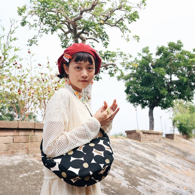 半月斜背包 / 風車花朵 三色 - 側背包/斜背包 - 棉．麻 多色