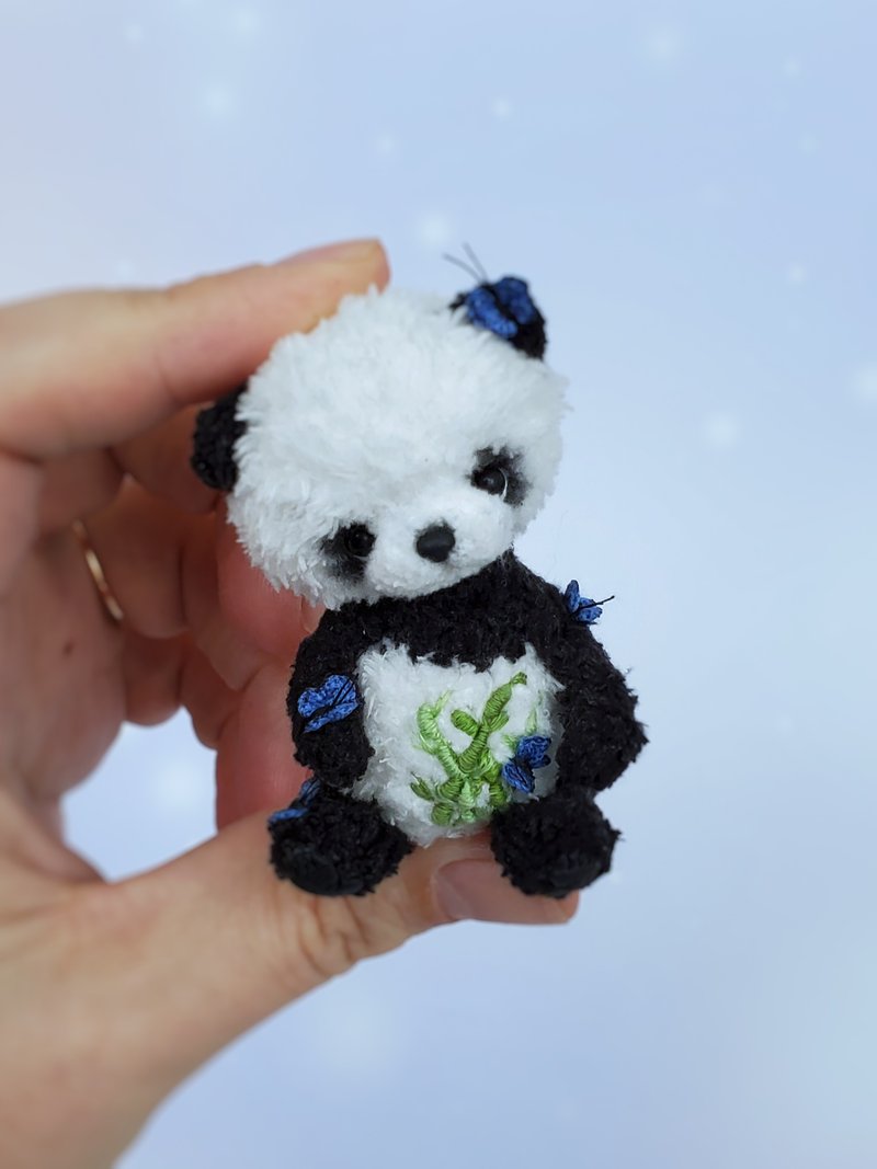 Miniature crocheted teddy panda with embroidered bamboo. Dollhouse accessories. - 公仔/玩偶 - 棉．麻 黑色
