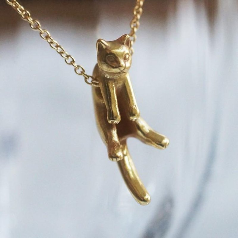 Guri and Latu Cat Pendant Guri Antique Gold - สร้อยคอ - โลหะ สีทอง