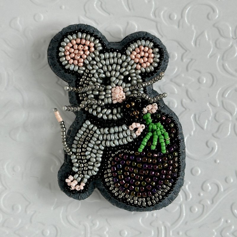 釘珠攪攪老鼠仔 Handmade Beaded Mixing Mouse - 胸針 - 其他材質 多色