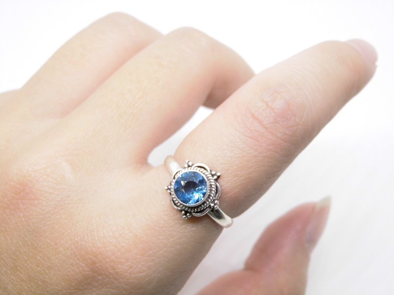 倫敦藍拓帕石blue topaz純銀典雅花朵戒指 尼泊爾手工鑲嵌製作 - 戒指 - 寶石 藍色