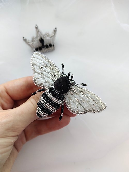 Beaded insect brooch. Set brooches bee crown for women Bee brooch gold Crown embroidery jewelry