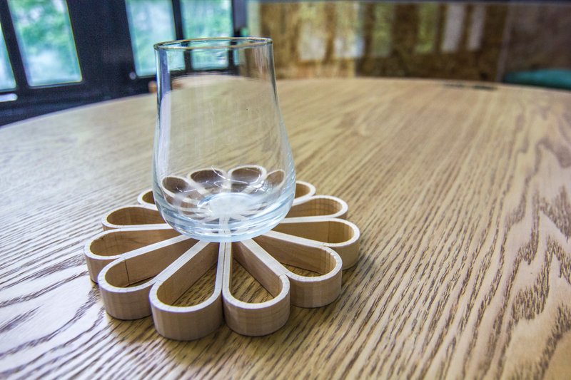 The beauty of bent wood/Chrysanthemum pattern coaster (large)/The beauty of flower window craftsmanship - ที่รองแก้ว - ไม้ สีทอง