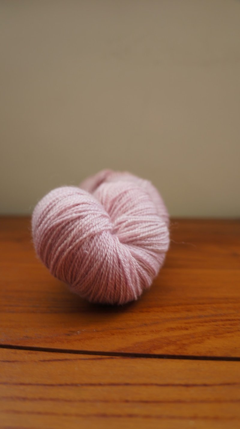 手染蕾絲線。粉櫻(BFL/Silk 8020) - 編織/刺繡/羊毛氈/縫紉 - 羊毛 