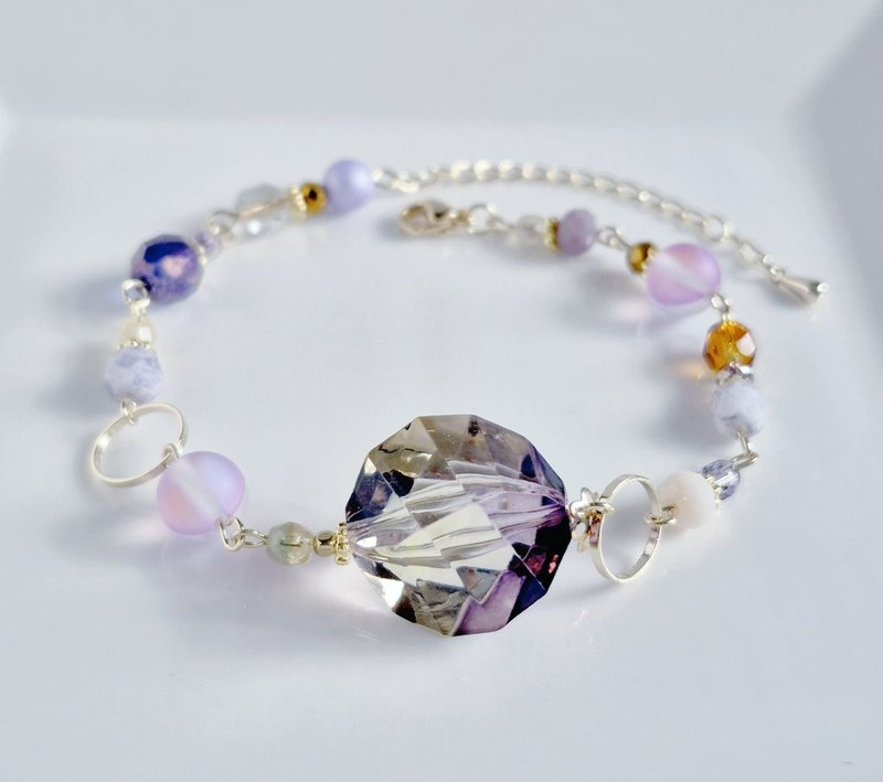 ヴィトライユ風アクリルビーズが美しい魅惑のラベンダーパープル色のブレスレット お洒落 キレイめ 誕生日プレゼント サイズ調節可能 - ブレスレット - ガラス パープル