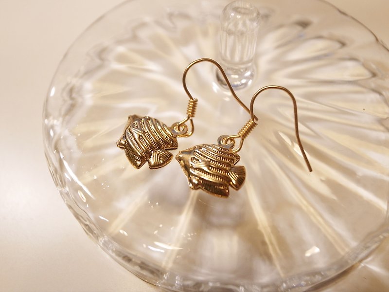 Golden mini tropical fish earrings - ต่างหู - โลหะ สีทอง