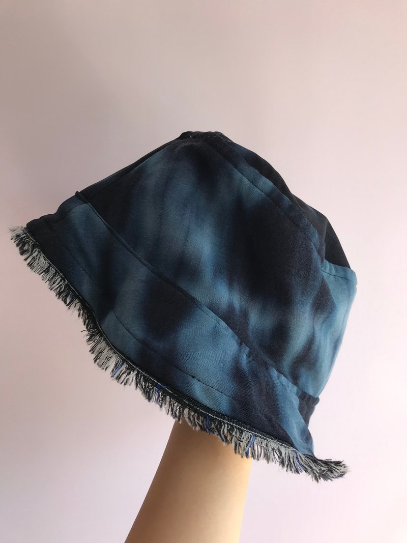 Bucket Hat 雙面漁夫帽 | 白色暗花紋配深藍色邊黑白藍色流蘇 - 帽子 - 棉．麻 藍色