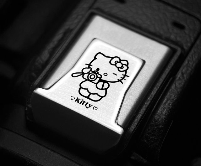 キティちゃんのメタル彫刻が施されたカメラ用ホットシューカバー