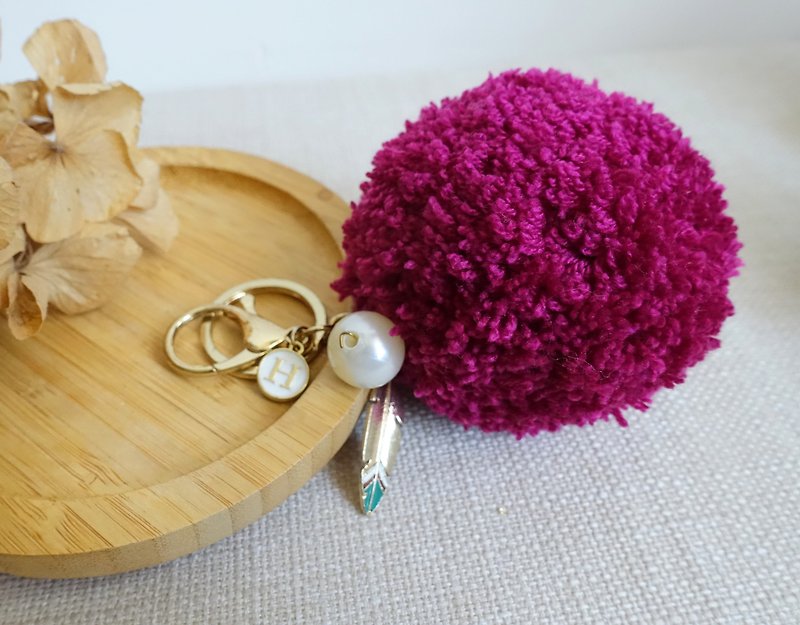 Customized solid color fur ball key ring / birthday name English word bag charm / lover's anniversary gift - ที่ห้อยกุญแจ - วัสดุอื่นๆ 
