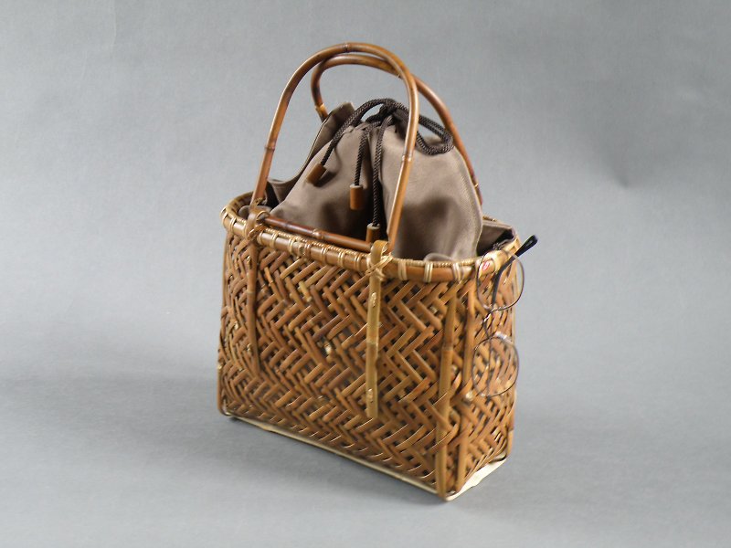 Bamboo basket bag Basket bag Amiyo knitting Root bent bamboo Soot bamboo Smoked smoke Chishima Sasa - กระเป๋าถือ - ไม้ไผ่ สีนำ้ตาล