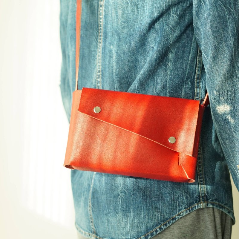 一枚革で仕立てた直線美。イタリアンレザーポシェット　ダブルアクセス　3区画構造 - 側背包/斜背包 - 真皮 紅色