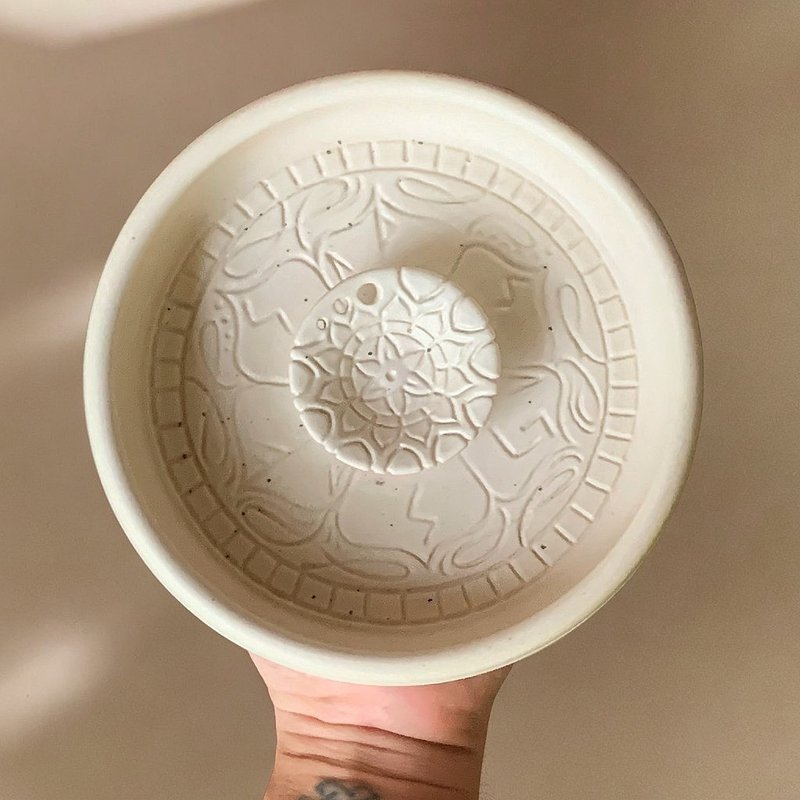 Chakra Meditation Ceramic Plate—Heart Chakra Mandala Rayne Rune Light Code (Ancient Greek White) - น้ำหอม - ดินเผา ขาว