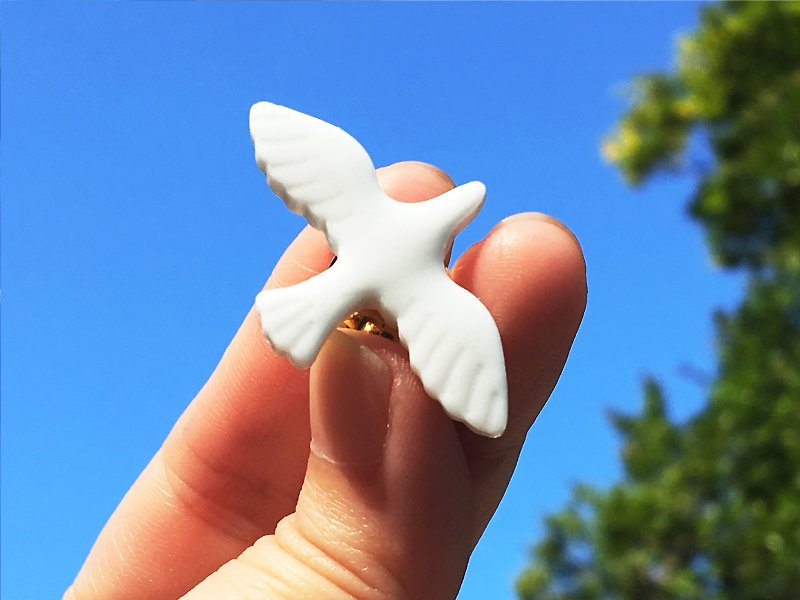 飛ぶ白鳥ピン - ブローチ - 陶器 ホワイト