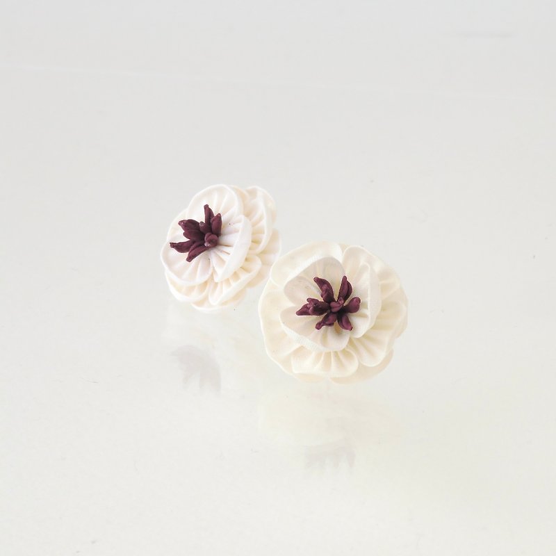 Double-flowered Clip-On/upcycled kimono accessories - Earrings & Clip-ons - Silk White