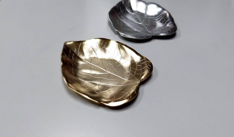 Japan Shinko Japanese tableware-heart-shaped leaf plate-gold style - จานเล็ก - สแตนเลส สีทอง