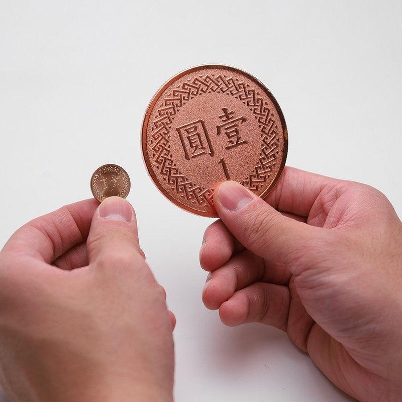 2025新春限定－超大壹圓硬幣(招財爆款-壹圓復始包裝) - 紅包袋/春聯 - 其他材質 