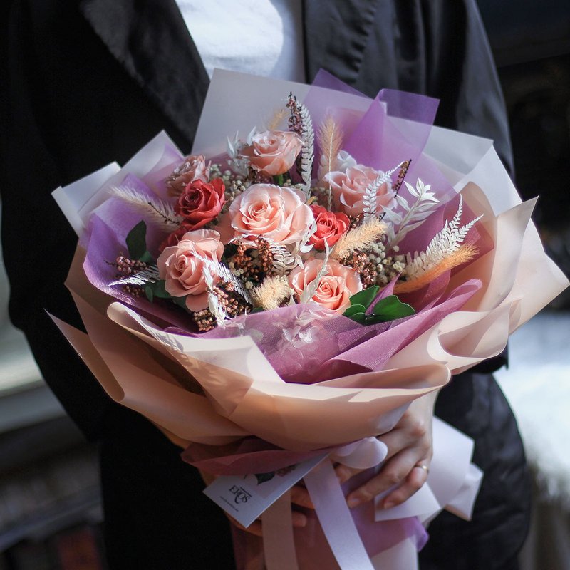 客製畢業花束 乾燥花花束 永生玫瑰花花束 浪漫滿屋 告白花束 - 乾燥花/永生花 - 植物．花 多色