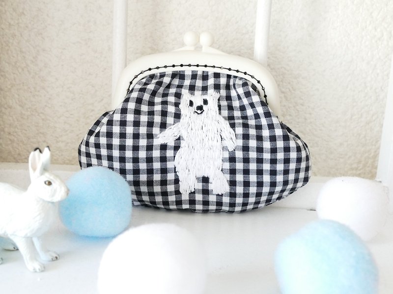 Embroidered gamaguchi gingham check polar bear - กระเป๋าเครื่องสำอาง - ผ้าฝ้าย/ผ้าลินิน สีใส