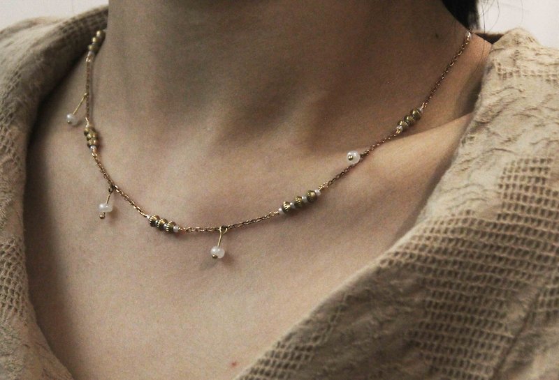 Vintage glass bead necklace - สร้อยคอ - ทองแดงทองเหลือง สีทอง