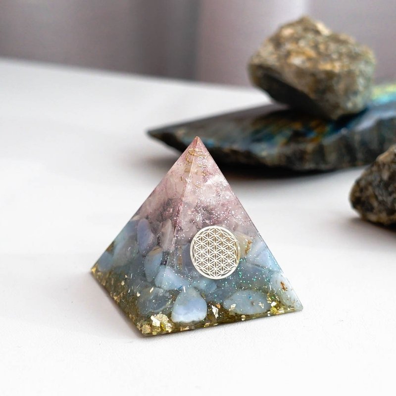 預訂【粉晶、藍玉髓】奧根水晶能量金字塔Orgonite 5x5 cm - 擺飾/家飾品 - 水晶 粉紅色