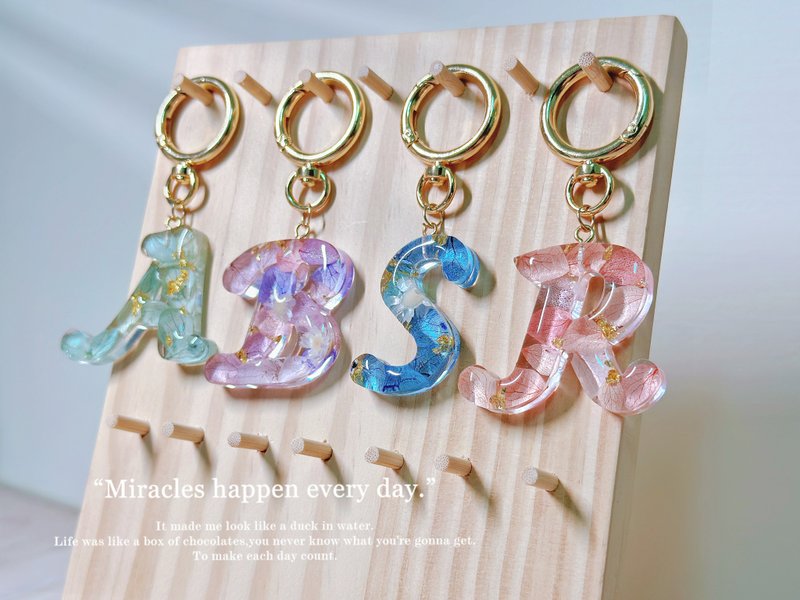 Jane Eyre Handmade - Epoxy Letters Dried Flowers Charm Buckle - Artistic Body - Spot - ที่ห้อยกุญแจ - เรซิน 