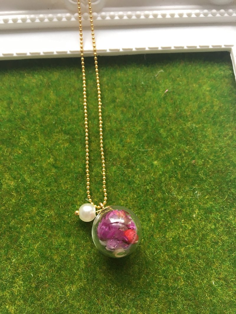 Xiaoju glass ball necklace - Chokers - Plants & Flowers Multicolor