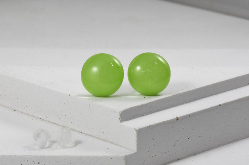 Colored glaze earrings (round) Pantone 375 - ต่างหู - แก้ว สีเขียว