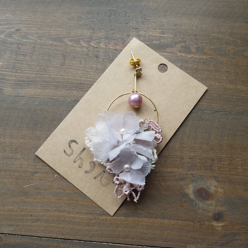 [Japanese flowers] lace ribbon X do not withered diamond ear ear dried flower earrings - Earrings & Clip-ons - Plants & Flowers Purple