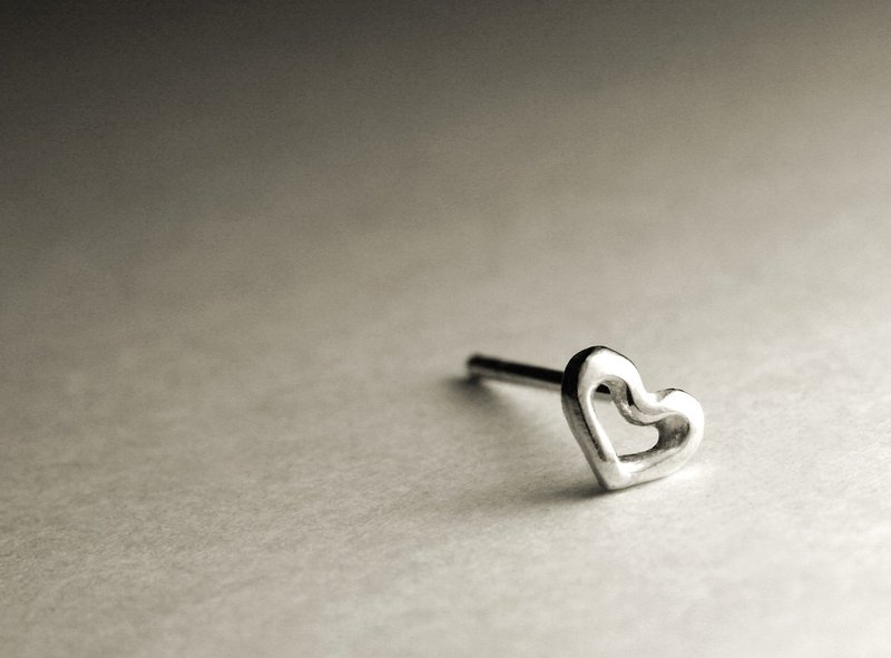 Small love shape sterling silver earrings (single/pair) - ต่างหู - โลหะ สีเงิน