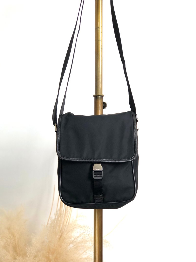 【 日本直送　名牌中古包 】PRADA プラダ ショルダーバッグ ブラック トライアングルロゴ フロントバックル ナイロン サフィアーノ 78def6 - 側背包/斜背包 - 尼龍 黑色