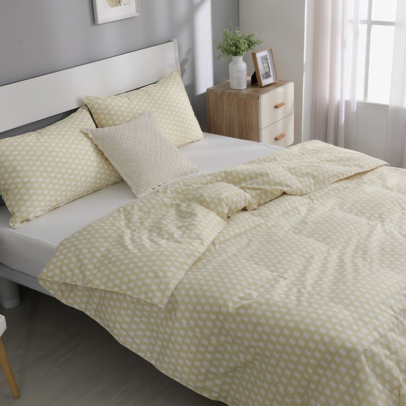 Double/October Quilt/Machine Washable, No Duvet Cover, Good All Year Cover - Check Yellow - ผ้าห่ม - ขนของสัตว์ปีก 