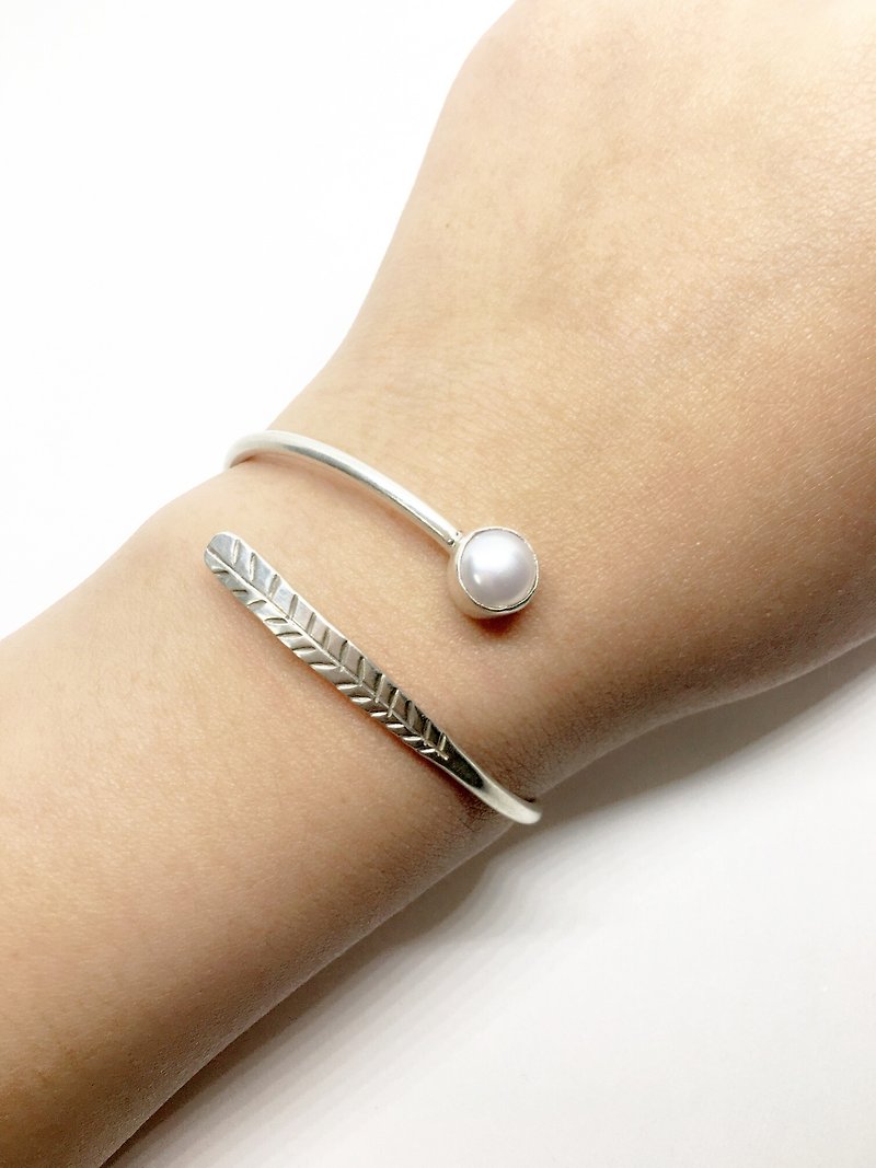 Freshwater pearl sterling silver leaves bracelet bracelet inlaid hand-made in Nepal - สร้อยข้อมือ - เครื่องเพชรพลอย สีเงิน