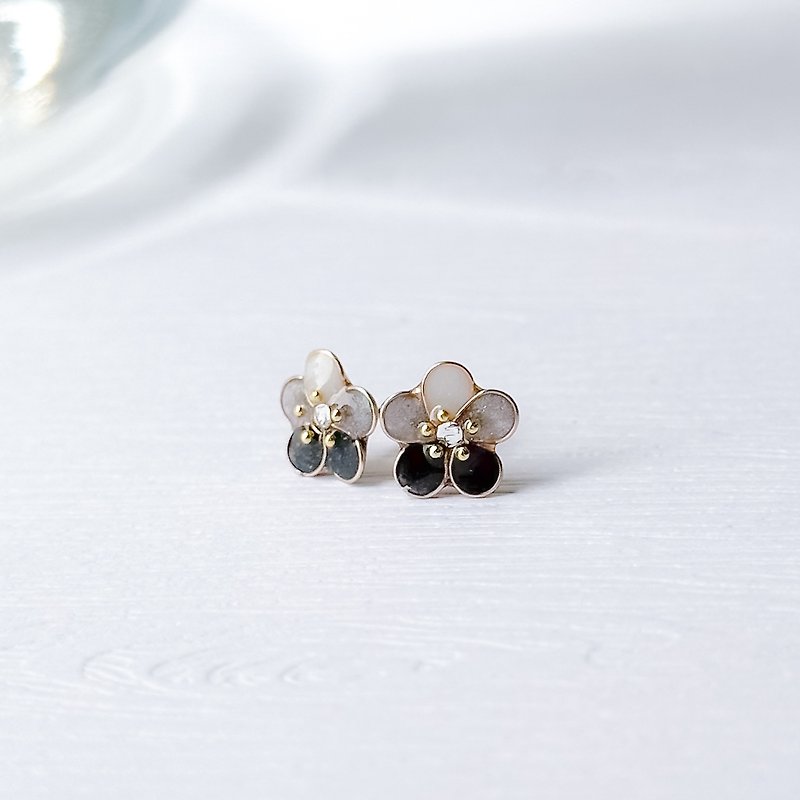 Handmade resin gradient flower earrings - Silver and black [Baby Twins Series] (ear needles/ Clip-On) - Earrings & Clip-ons - Resin Black