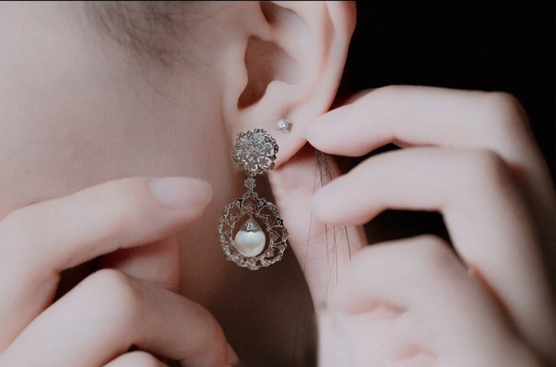 Openwork Rosa Pattern Pearl Earrings - ต่างหู - เงิน 