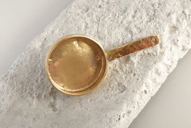 小さなフライパン◇真鍮鍛金ピンバッジ/タイタック - 胸針 - 其他金屬 