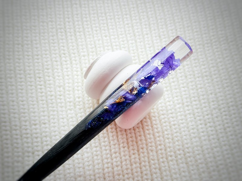 Wooden hair stick with Purple Hydrangea, Floral hair pin for women - 髮夾/髮圈 - 木頭 紫色