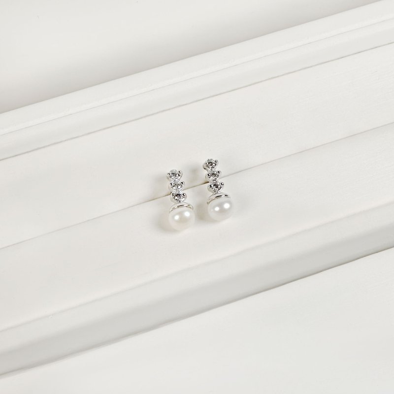 天然珍珠銀色925銀耳環/925銀 輕珠寶 針式耳環 白K金色 珍珠耳環 - 耳環/耳夾/耳骨夾 - 珍珠 銀色