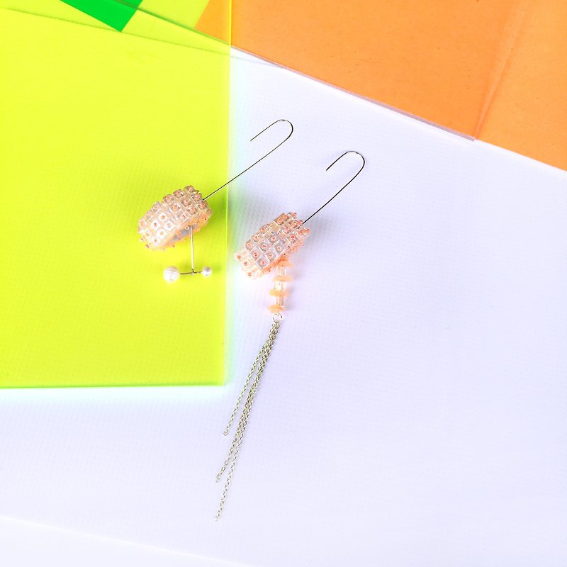 Jane wang手工製作--原創設計之法式浪漫珠片繡不對稱大耳環 - 耳環/耳夾 - 其他材質 橘色