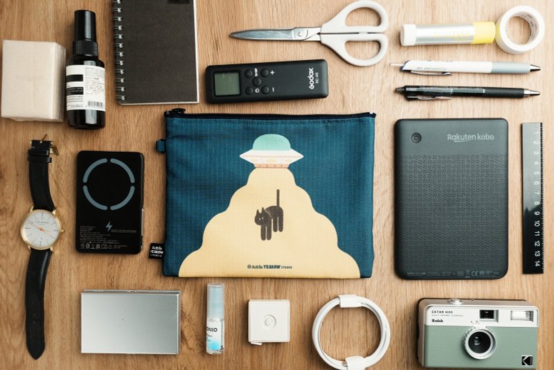 輕量防水 旅行小物收納包 可放電子書  - 飛碟貓 - 化妝包/收納袋 - 聚酯纖維 藍色