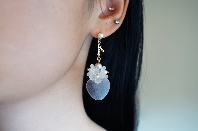 LOVE情詩 灰 - 花片耳環 (醫療級抗敏鋼針 / 耳夾) - 耳環/耳夾/耳骨夾 - 樹脂 灰色