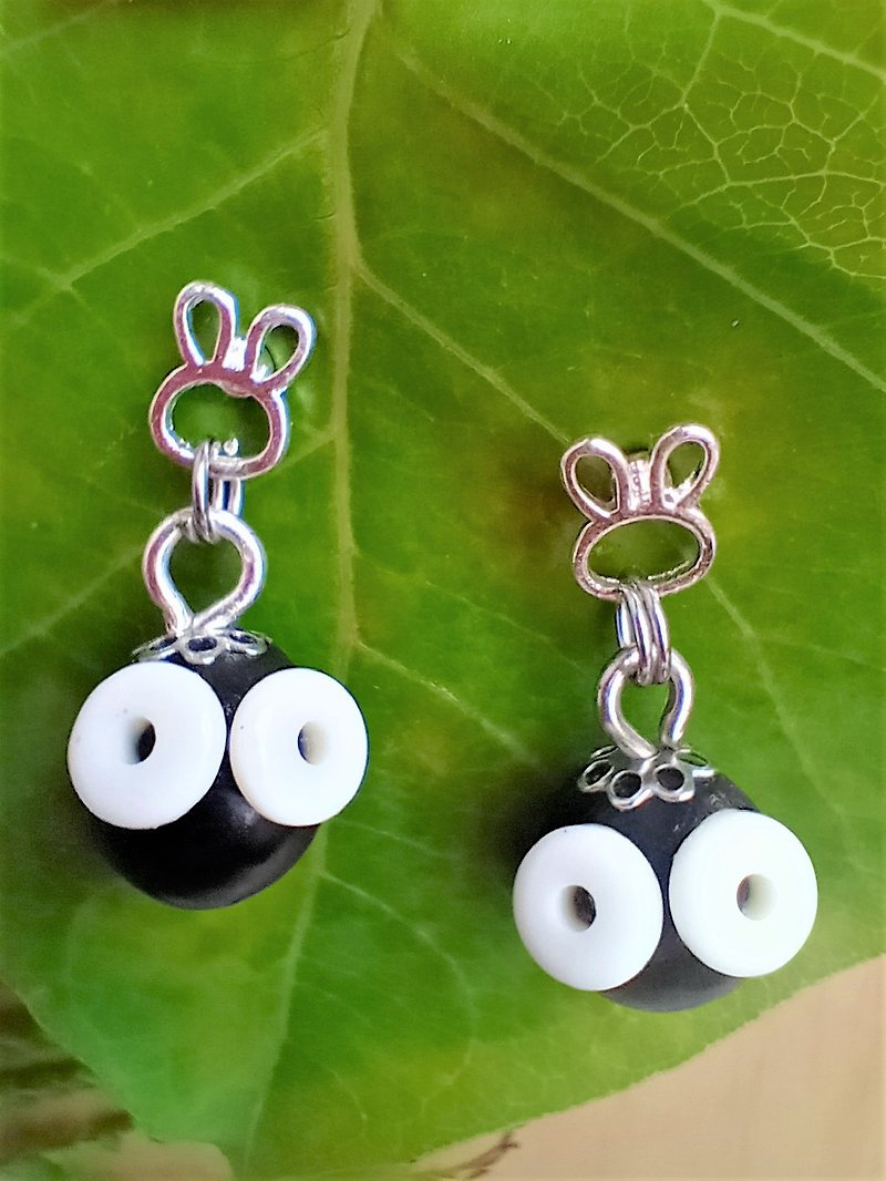 Little Black Charcoal Rabbit Soapberry Earrings - ต่างหู - พืช/ดอกไม้ สีดำ