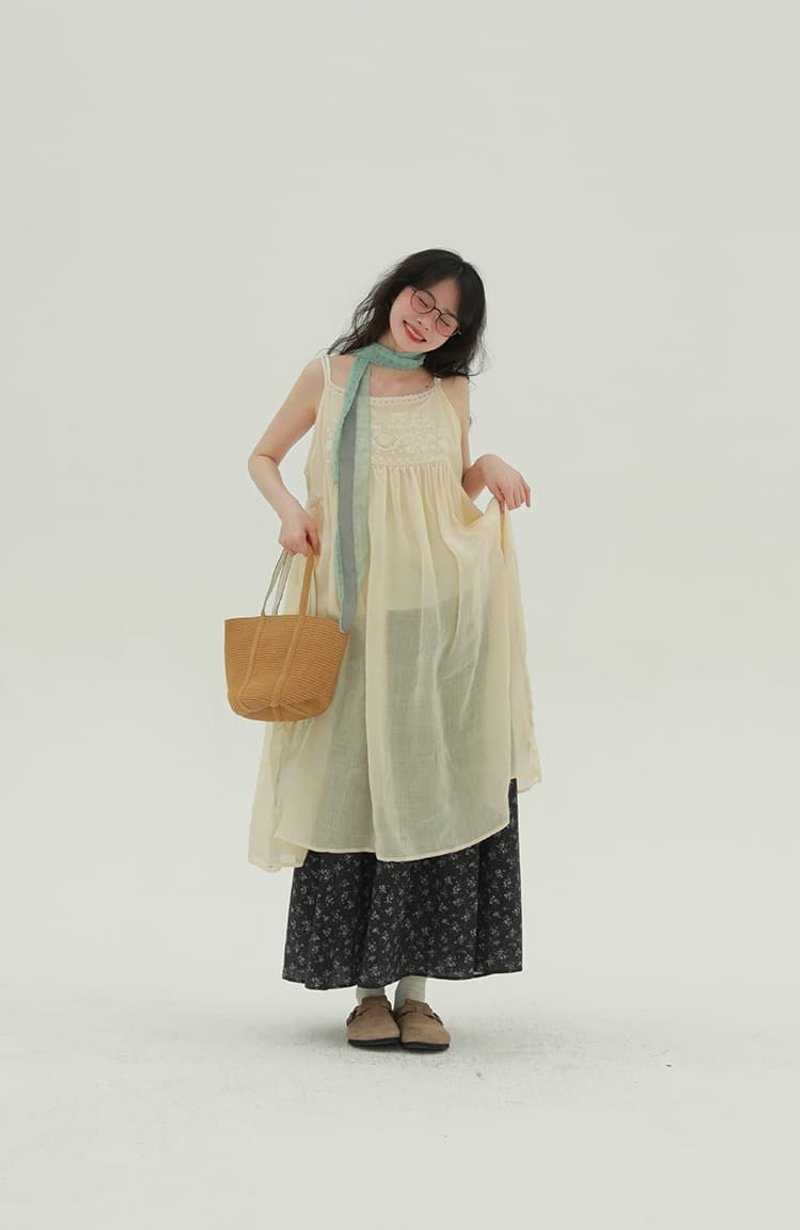 2顔色 田野吊帶刺繡洋裝 文藝復古甜美休閒減齡百搭疊穿中長裙 - 洋裝/連身裙 - 棉．麻 卡其色