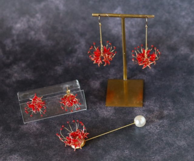彼岸花のピアス/イヤリング - ショップ ちくわハンドメイド ピアス
