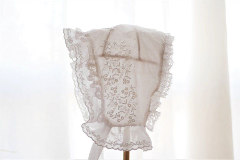 Handmade Historical Bonnet – 19th Century Cotton Muslin and French Lace Bonnet - 帽子 - 棉．麻 白色