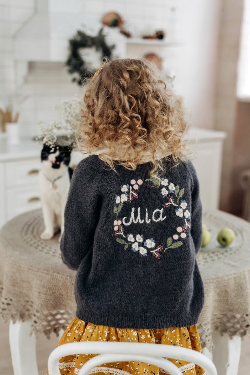 Handmade alpaca sweater with baby's name and floral embroidery for kids, girls. - 男/女童外套 - 羊毛 