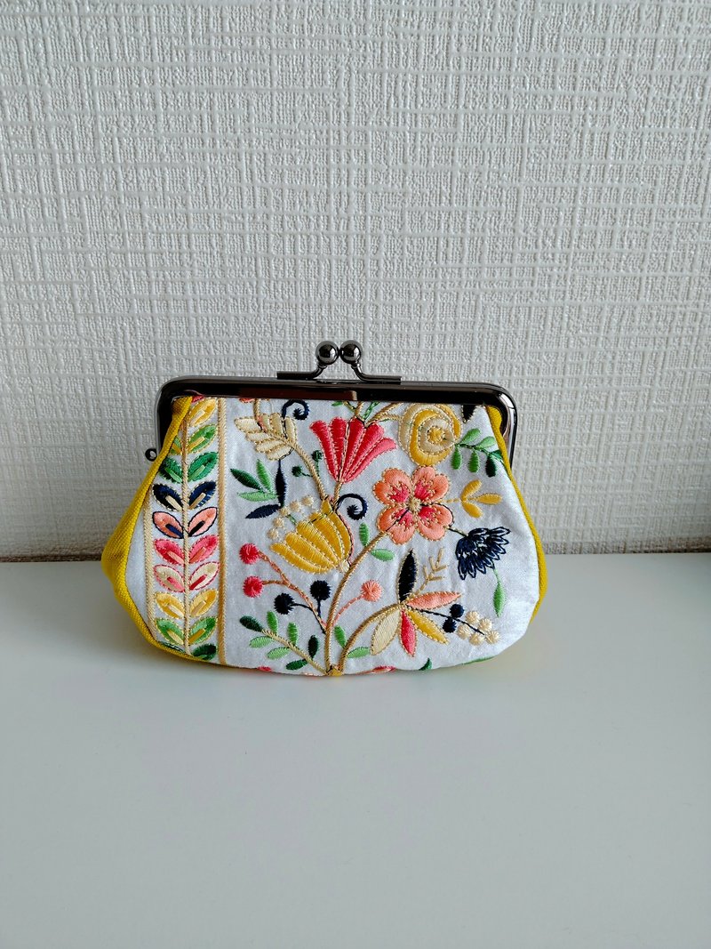 Embroidered Makeup Pouch - กระเป๋าเครื่องสำอาง - ผ้าฝ้าย/ผ้าลินิน หลากหลายสี