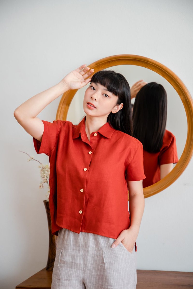 Linen short sleeve shirt with Wooden buttons - Red - 女上衣/長袖上衣 - 棉．麻 紅色