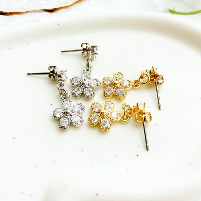 耳環 / 花 / 金 / 銀 / 日本製造 / 手工飾品 / 新娘飾品 - 耳環/耳夾/耳骨夾 - 其他材質 銀色
