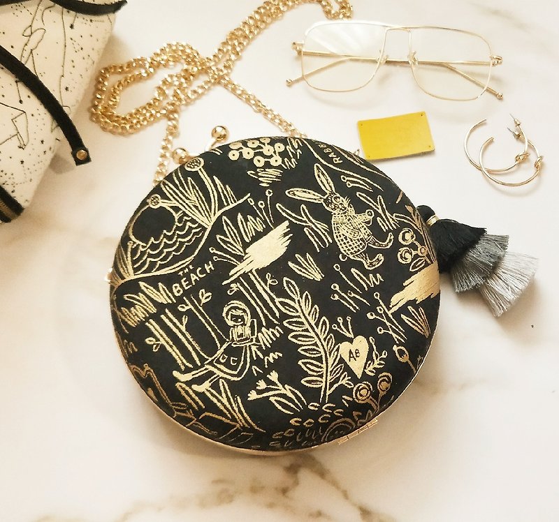 Free shipping Alice in Wonderland series small round bag bronzing oblique back hand-held gift hand-made exclusive original - กระเป๋าแมสเซนเจอร์ - ผ้าฝ้าย/ผ้าลินิน สีดำ