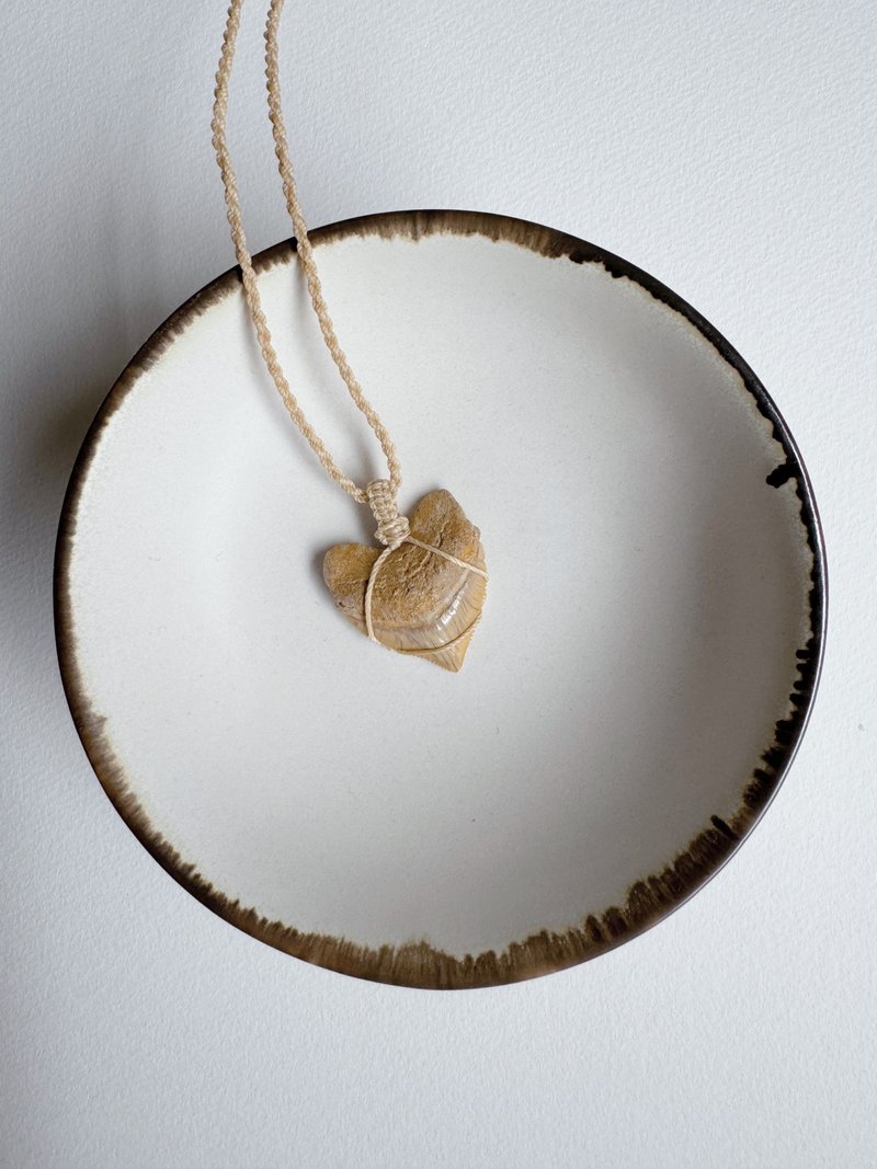 Heart shaped shark tooth fossil long necklace - สร้อยคอ - วัสดุอื่นๆ สีกากี